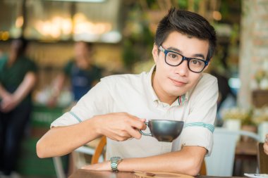 Latte sanat kahve kapalı olan Asya gülümseyen adam
