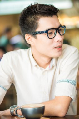 Latte sanat kahve kapalı olan Asya gülümseyen adam