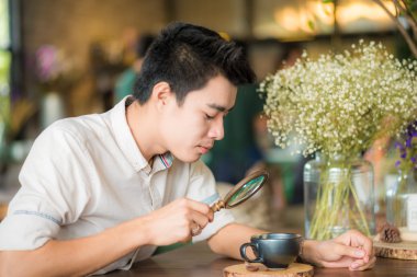 Yakışıklı işadamı kahve Cafe sanatta Asya erkeklerle içme.