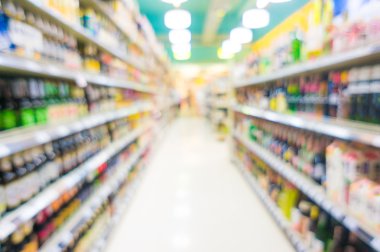 Süpermarketin rafında bulanık yiyecek ve içecek