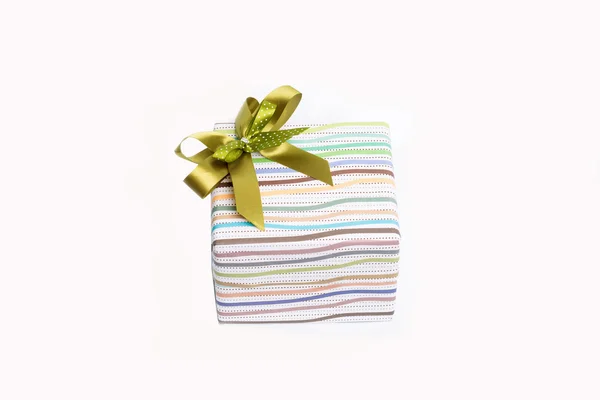 Verpackter Luxus-Geschenkkarton mit Schleife aus grünem Gold — Stockfoto