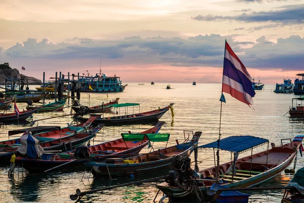 Západ slunce nad řadou rybářských člunů na pláži Koh tao v Thajsku — Stock fotografie