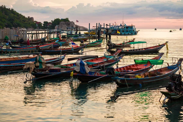 Rybaření a dopravní loď na Koh Tao beach teplé světlo slunce ti — Stock fotografie