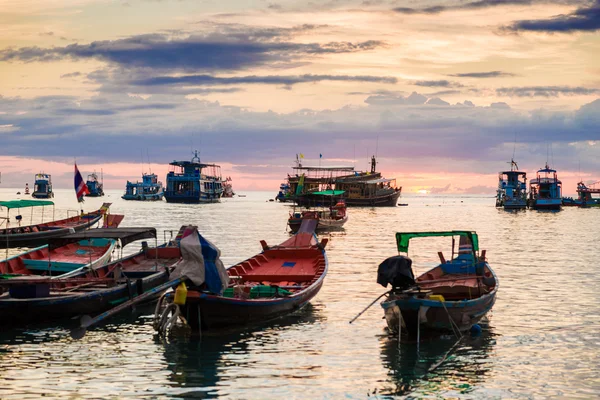 Pesca y transporte barco en la playa de Koh Tao luz cálida puesta del sol ti — Foto de Stock