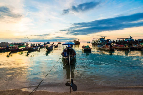 Bateau de pêche et de transport sur Koh Tao plage lumière chaude coucher de soleil ti — Photo