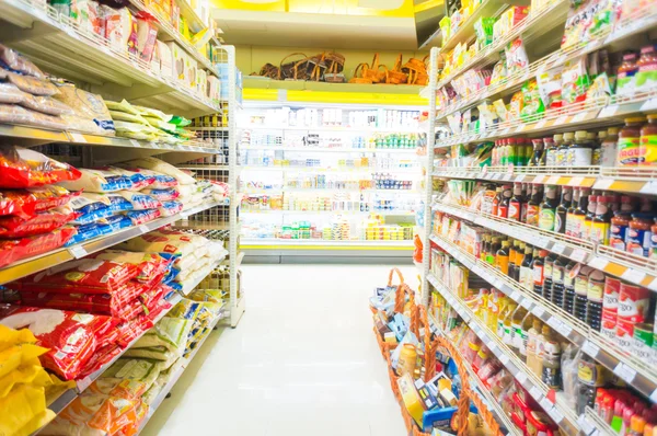 Bulanık bokeh arka plan deposuyla süpermarket