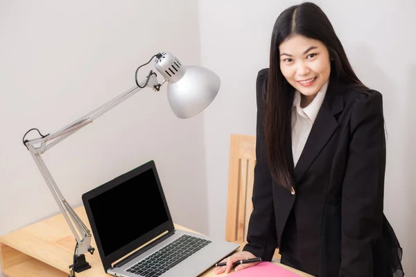 Asiático hermosa mujer de negocios moderna utilizando lapyop ordenador —  Fotos de Stock