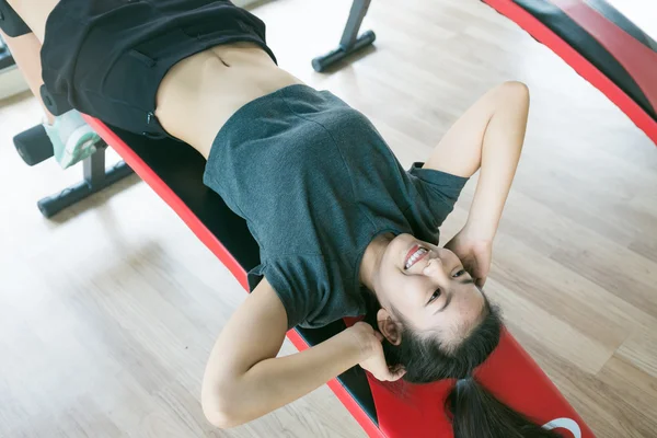 Mooie sportieve vrouwen werken zitten intervallen — Stockfoto