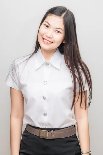 Glad asiatisk student kvinna i vit kostym ler — Stockfoto