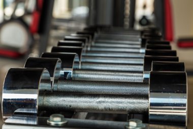 Dumbbell fitness ve spor salonunda tarih seçici odak 