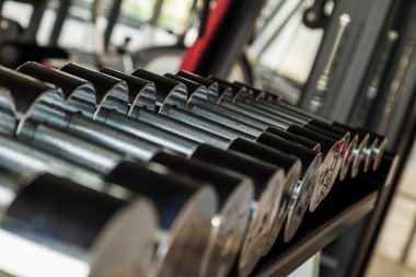 Dumbbell fitness ve spor salonunda tarih seçici odak 