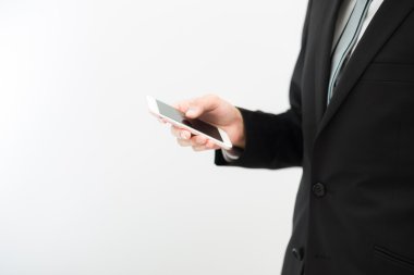 Akıllı telefon kullanan yakışıklı iş Asyalı adam
