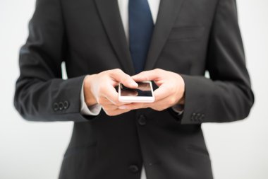 Akıllı telefon kullanan yakışıklı iş Asyalı adam