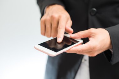 Akıllı telefon kullanan yakışıklı iş Asyalı adam