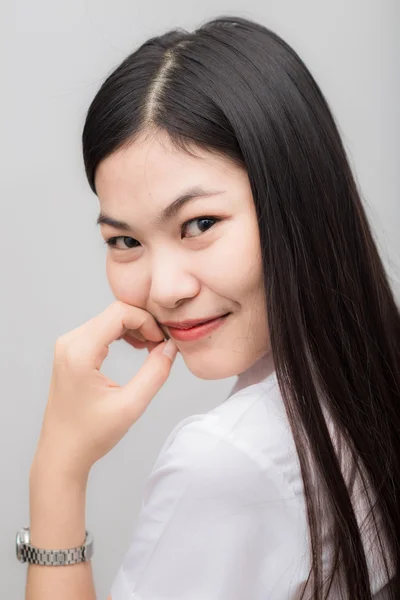 Porträtt av en glad ung asiatiska söt student — Stockfoto