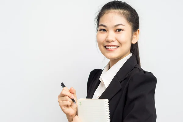 Asiatisk kvinna i svart klänning kostym innehar en office noteb — Stockfoto