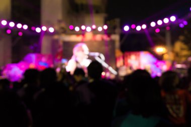 Konserin arka plan bulanık kalabalık önünde parlak sahne li