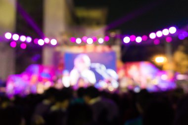 Konserin arka plan bulanık kalabalık önünde parlak sahne li