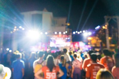 Rock'n roll konser hareketi mutlu insanlar ve hafif bulanık