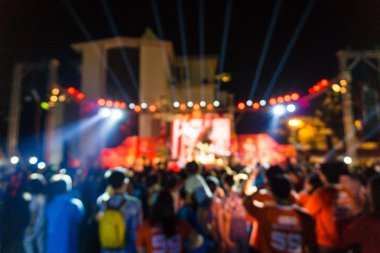 Rock'n roll konser hareketi mutlu insanlar ve hafif bulanık