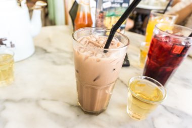 Buz süt çay tatlı içki masasında, Cafein içki