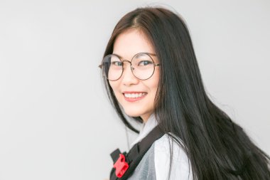 Mutlu Asya gözlük ve moduna ile büyüleyici portre 