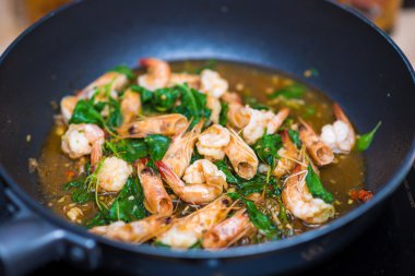 Fesleğen kızarmış karides Tayland gıda, karides chili biber ve fesleğen ile.