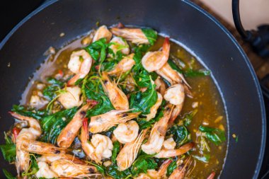 Fesleğen kızarmış karides Tayland gıda