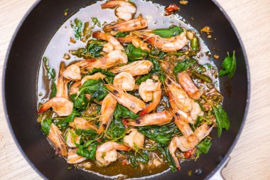 Baharatlı Tayland gıda fesleğen kızarmış karides