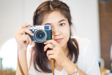 Kadın fotoğrafçı sanat kafede aynasızlar kamera ile fotoğraf çekme