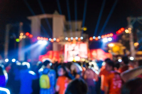 Wazig rock-'n-roll concert verkeer van gelukkige mensen en licht — Stockfoto