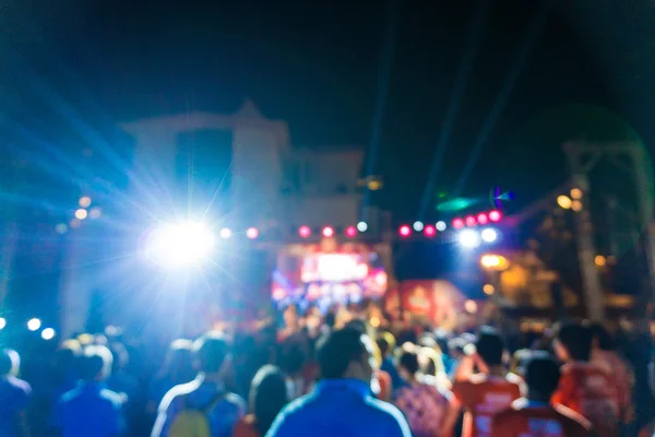 Wazig rock-'n-roll concert verkeer van gelukkige mensen en licht — Stockfoto