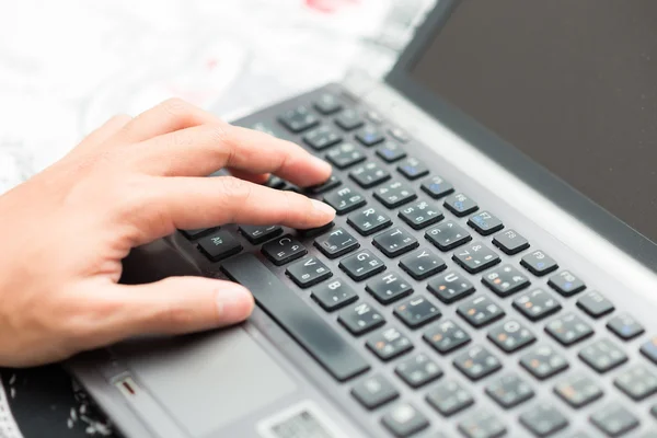 Geschäftsmann Mit Laptop Bett Hand Hand — Stockfoto