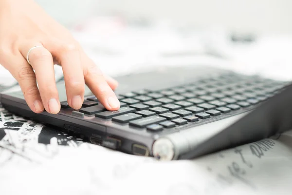 Mãos Femininas Trabalhando Botão Laptop Quarto Fundo Luz Fechar — Fotografia de Stock
