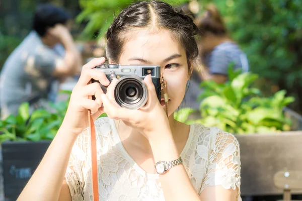 Portret van een mooie jonge Aziatische vrouw met een mirrorless kwam — Stockfoto