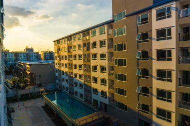 Kat mülkiyeti günbatımı ile yüzme havuzu yeni blok modern daireler