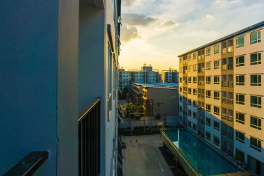 Kat mülkiyeti günbatımı ile yüzme havuzu yeni blok modern daireler