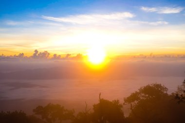 Gündoğumu ve sis üst kısmında Chiangdao dağ Tayland