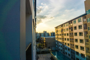 Modern condominium daire balkon gün batımında.