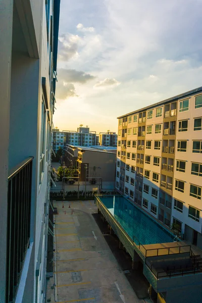 Zachód słońca kondominium z swimmingpool nowy blok nowoczesne apartamenty — Zdjęcie stockowe