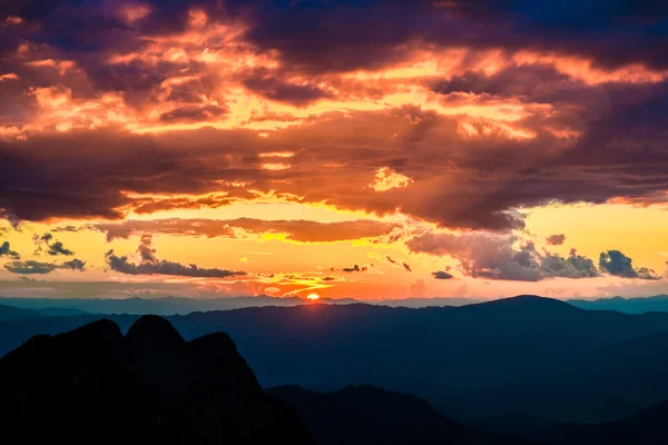 Красочные облака вид на горы закат летний пейзаж с pe — стоковое фото