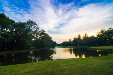 Genel park su birikintisi günbatımı güzel gökyüzü akşam ile