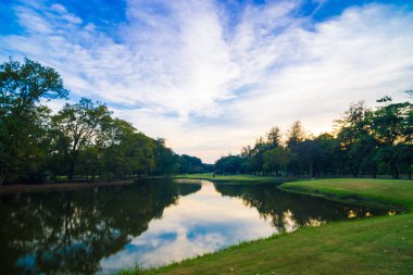 Genel park su birikintisi günbatımı güzel gökyüzü akşam ile