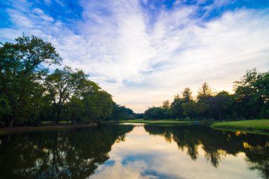Genel park su birikintisi günbatımı güzel gökyüzü akşam ile