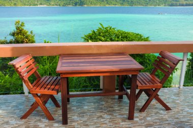 Ahşap masa ve sandalye resort beach deniz yakınındaki Doğum