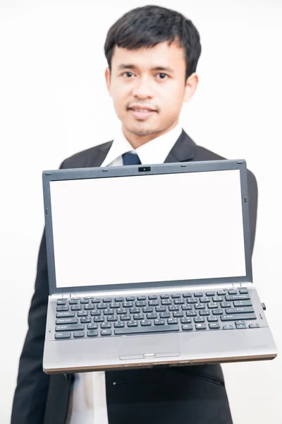 年轻亚洲人黑色西装抱着笔记本电脑 c 肖像 — 图库照片