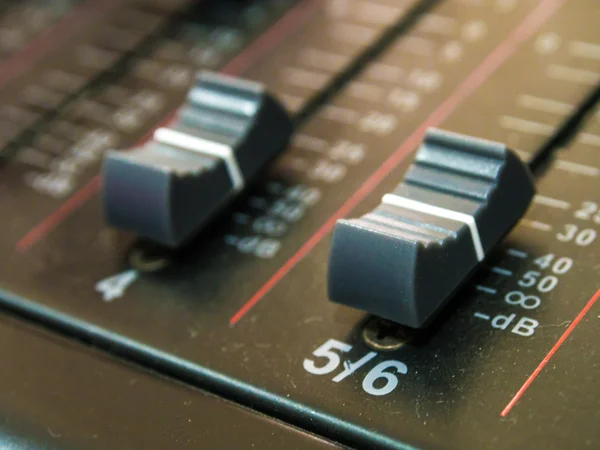 Console de mistura de áudio com faders e botões de ajuste — Fotografia de Stock