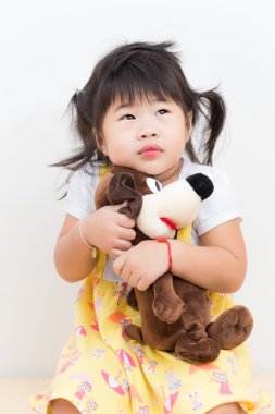 Çok gülümseyen kız güzel köpek bebekle oynamaktan