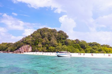 Satun, Tayland-6 Aralık 2015 Lipe Adası, Satun, Tayland Koh Lipe temiz tropikal plaj denizde teknede hız