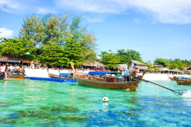 Koh Lipe, Tayland - Aralık 6,2015: uzun kuyruk tekne ile denizde yelken turist seçin Koh Lipe tatile gitmek